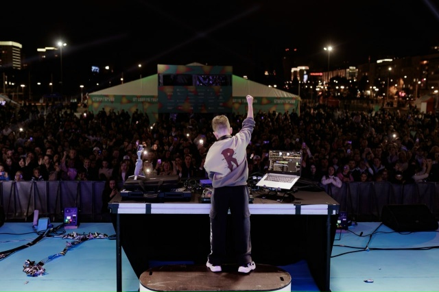 Самый маленький диджей Перми, ну вообще красавчик.
Ром...