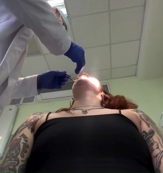 Когда стоматолог понял, что у неё не только татуировки ...