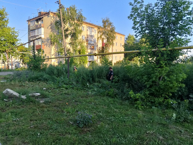 Невозможно играть на площадке, мяч улетает в траву, в т?...