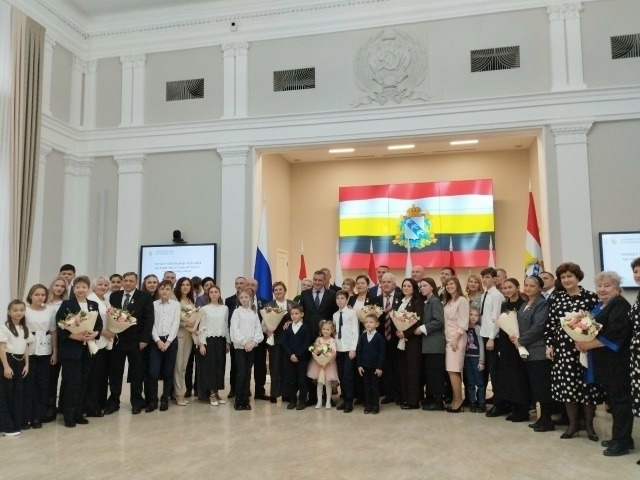 ?В Курске состоялось награждение многодетных семей
...