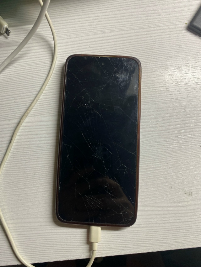 Найден телефон в автобусе номер 80 когда ехал на сидени?...