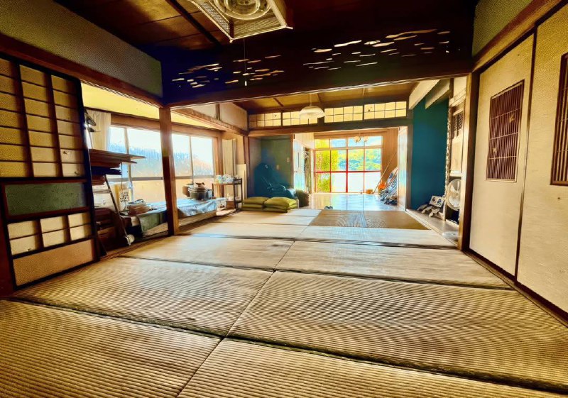 Домик у моря по цене Лады Гранты продаётся в Японии.
За 1 млн рублей покупатель получит двухэтажный