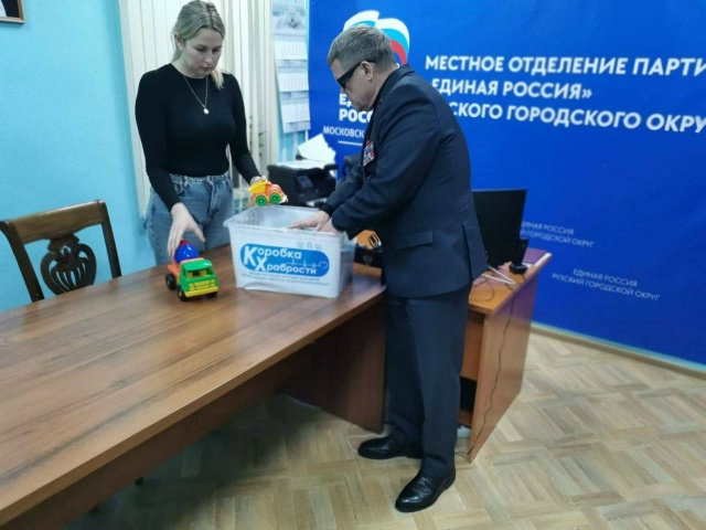 Депутат Владимир Вшивцев поддержал акцию «Коробка хра...