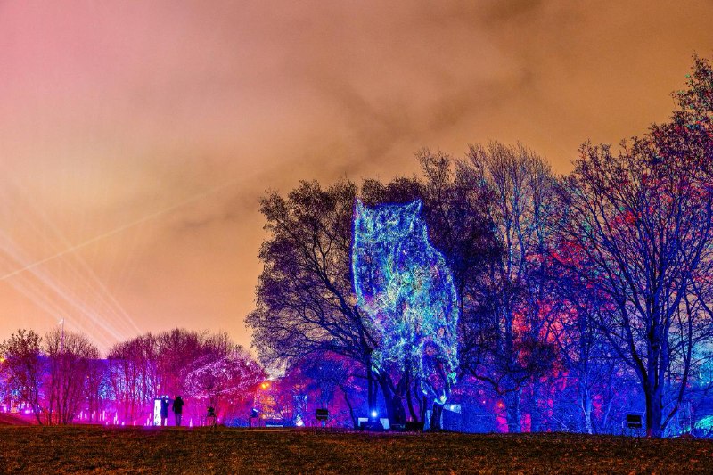 ⛄️На Воробьевых горах сегодня открылась одна из главных праздничных локаций — Дворец пионеров
Там р