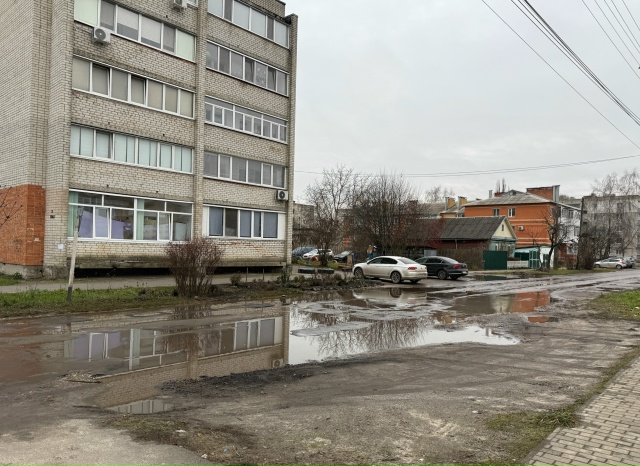 На днях писали про новый тротуар на ул. Брянской
Но мне ...