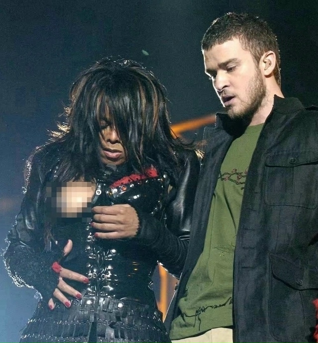 Джастин Тимберлейк срывает с Джанет Джексон бюстье, oб?...