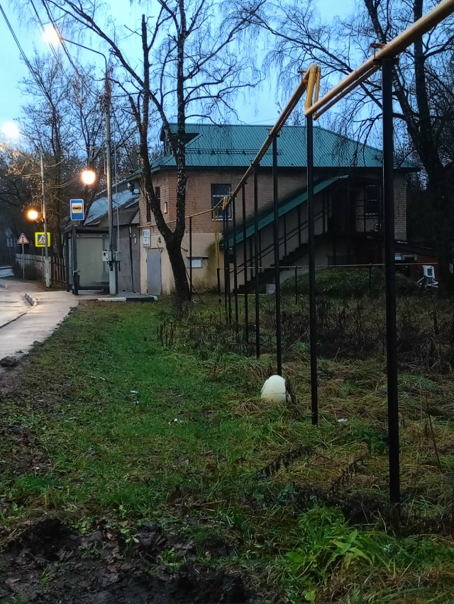 Добрый день! По адресу ул. Красная, 6 упал плафон с фонар...