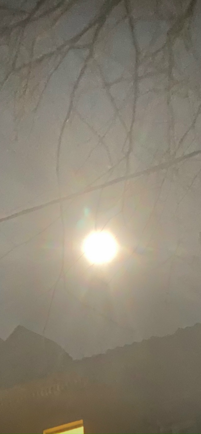 Какая красивая луна. 🌒