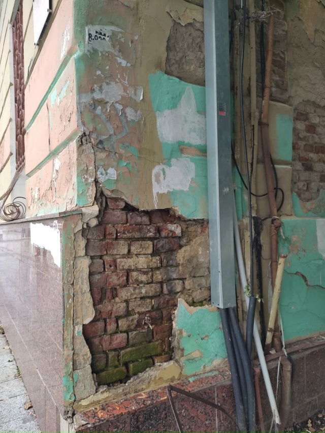 О проблеме ЖКХ в Воронеже наглядно. Вода камень точит.
...