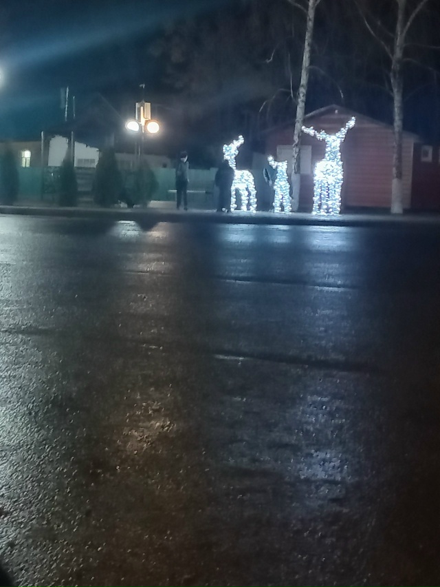 Время 19:20. Чьи то отпрыски ломают оленей в центре, что з...