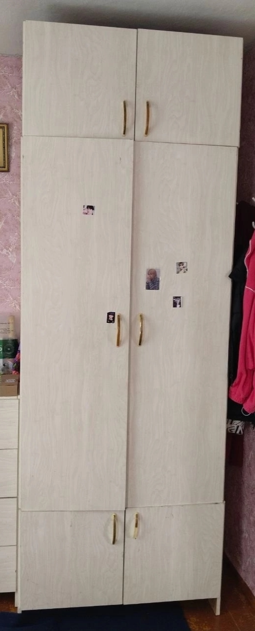 Продам недорого шифонер, комод, 2 тумбочки и зеркало с о...