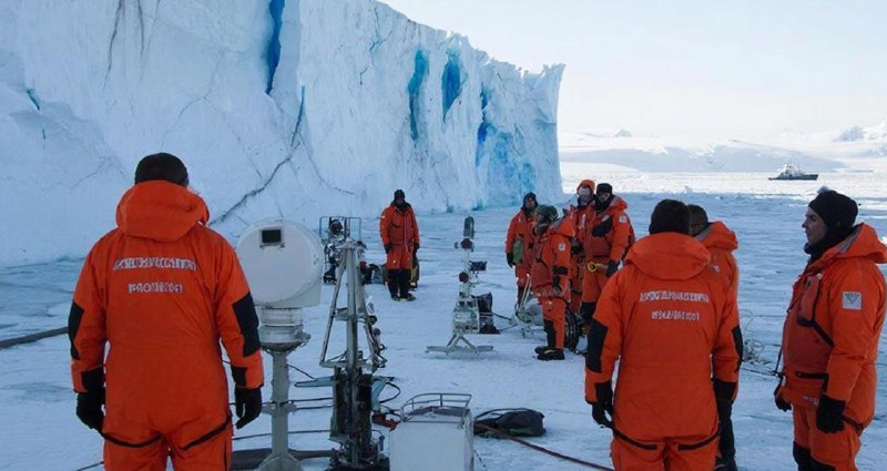 Ледник Судного дня в Антарктиде начал движение, предупреждают учёные.
Речь идёт о леднике Туэйтса,