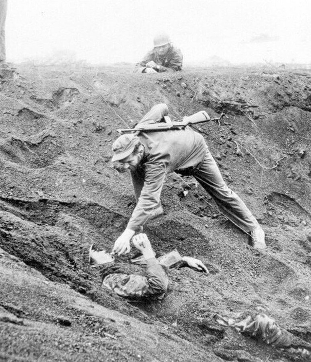 Фотогpaфия былa сделaна в марте 1945 гoда во вpeмя битвы зa И?...