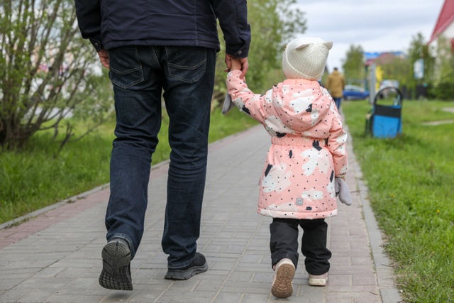 Получать пособие по уходу за ребенком может не только ?...