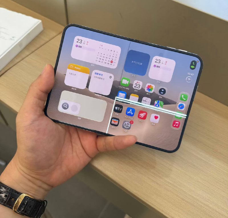 У нового iPhone Duo экран умирает в одном и том же месте — на сгибе
За складным айфоном собрались о