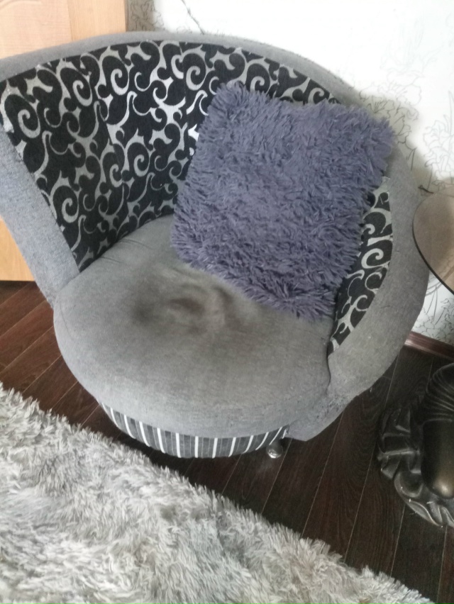 Отдам два кресла с подушками, самовывоз.