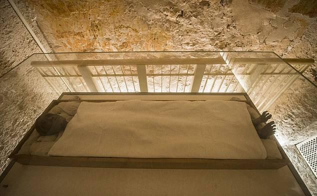 Археологи распилили мумию Тутанхамона, чтобы вытащить его из саркофага.
Из-за смолы и густого чёрн