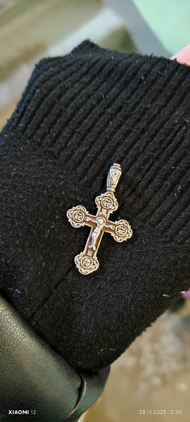 Здравствуйте, на карандашах возле горки, нашли крестик...