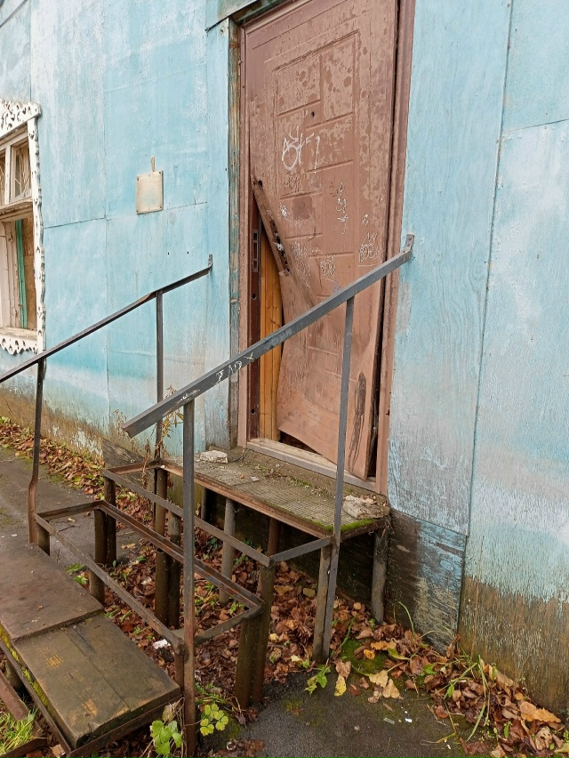 Несчастное здание..
Перебили все стёкла, что могли разо...