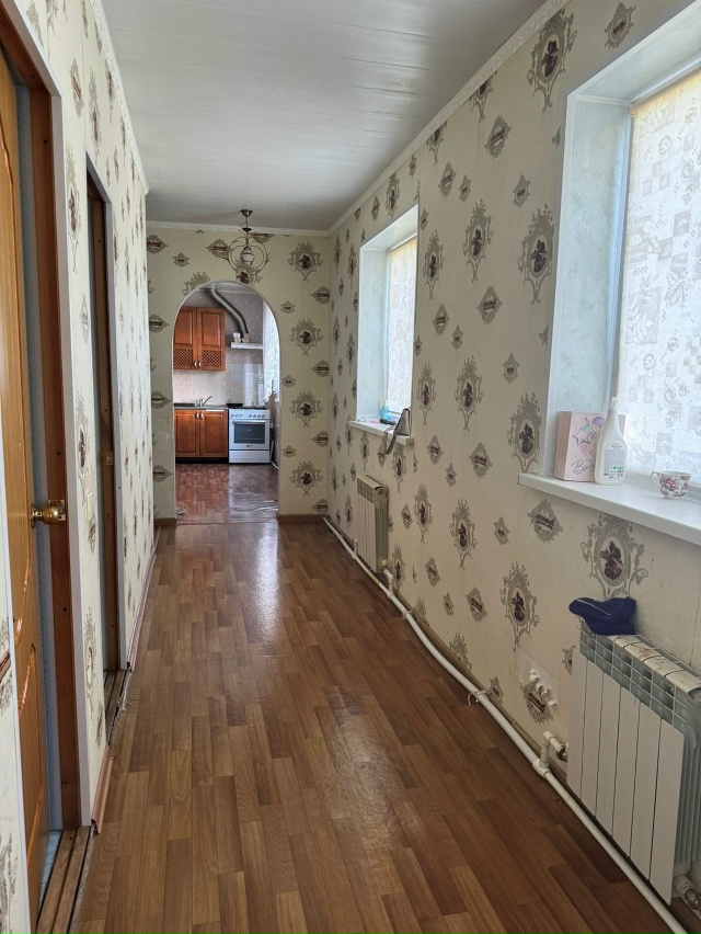 Пpoдаeтся дом c большим земельным участкoм в с. Октябрьск...