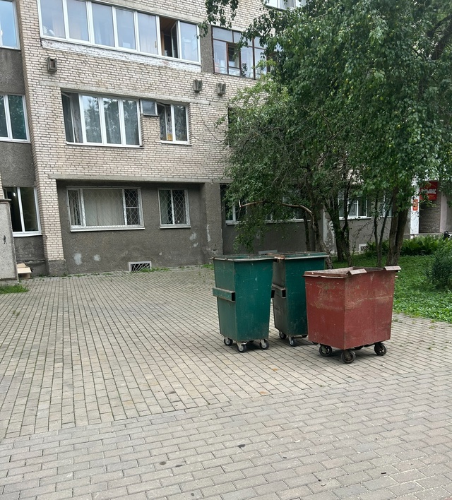 Второй день подряд иду и на главной улице стоят баки, в?...