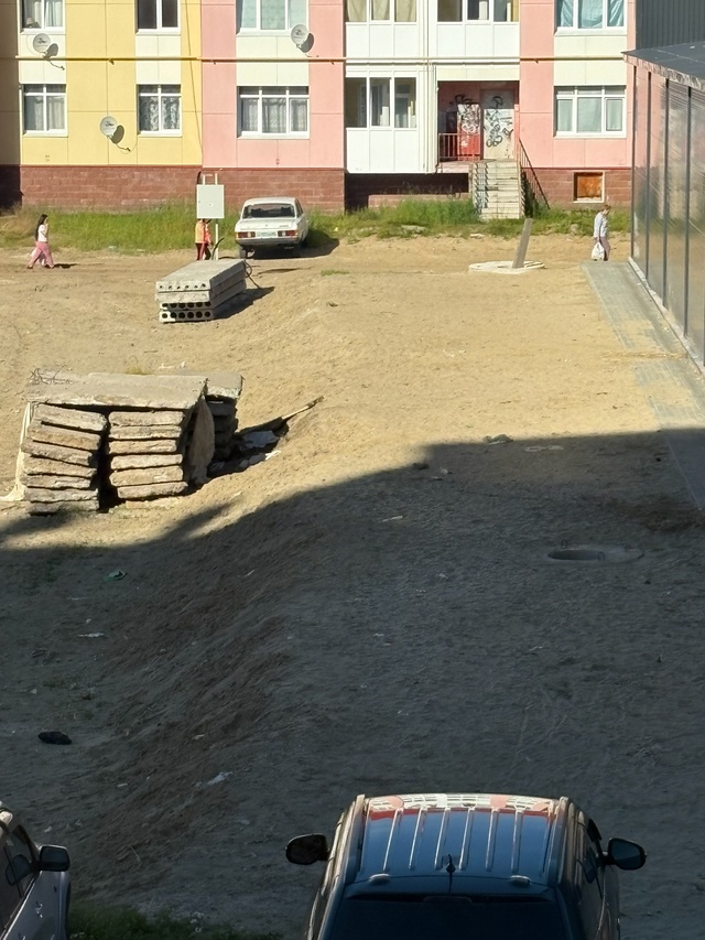 Так и живем,вид из окна.открытые колодца,старые плиты ,?...