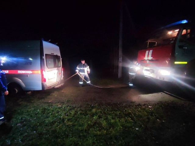 Пожарные вызволили застрявшую «скорую» на размытой до...