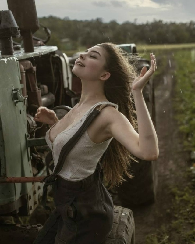 Не знал, что бывают такие трактористки