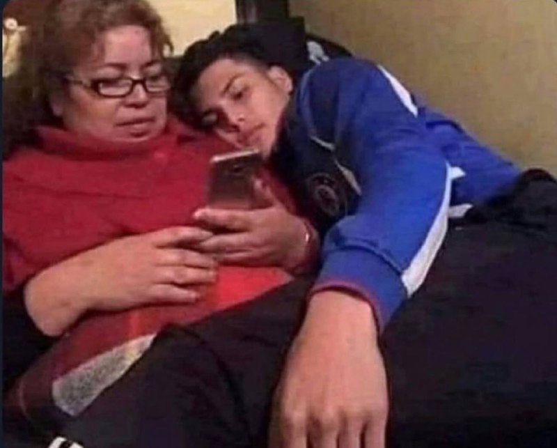 я с другом, когда мой телефон на зарядке: