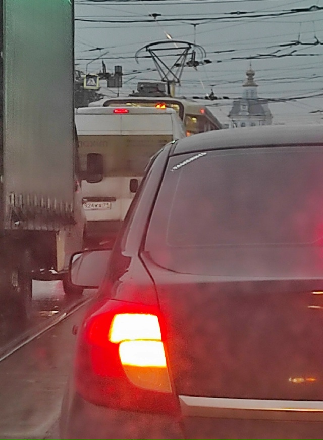 Зачем перестраиваться от остановки, из крайнего право?...