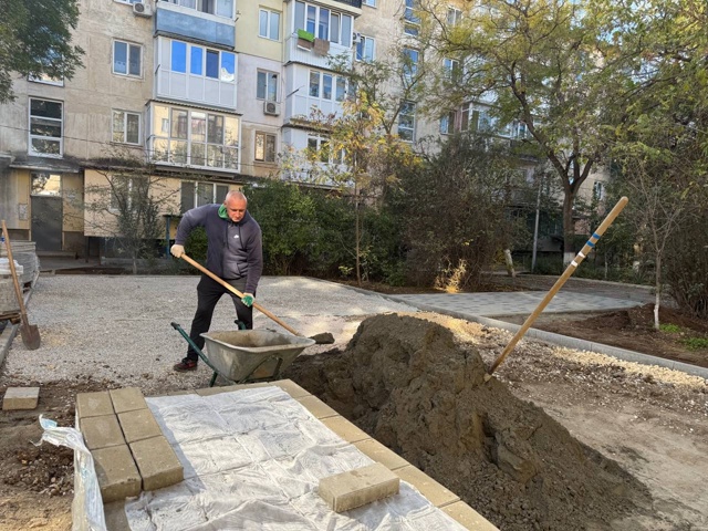 Подходит к завершению благоустройство дворов по пр. По...