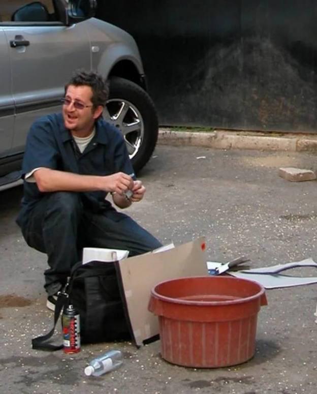 Личность художника Бэнкси рассекретили.
По данным журналистов Reuters, за псевдонимом скрывается Р