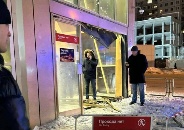 Новости из Новосибирского метро.
Легковушка влетела ?...