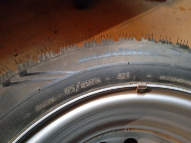 Анон. Продам зимнюю резину, тел 89159640771