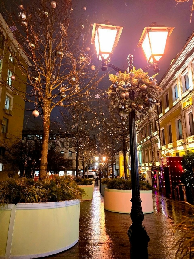 Новогодние декорации на улицах Москвы🎄.
Фото; Ишевск...