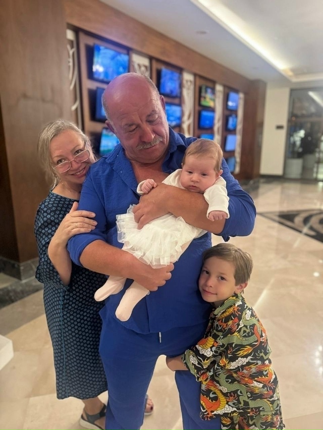 Ида Галич взяла своих малышей — пятилетнего Леона и дв...