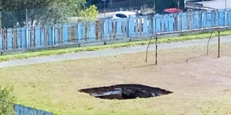 В Орске часть школьного футбольного поля ушла под землю.
Под газоном располагалась подземная платн