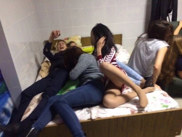 Обычные случаи, когда девочки попадают на вписки
Заче?...