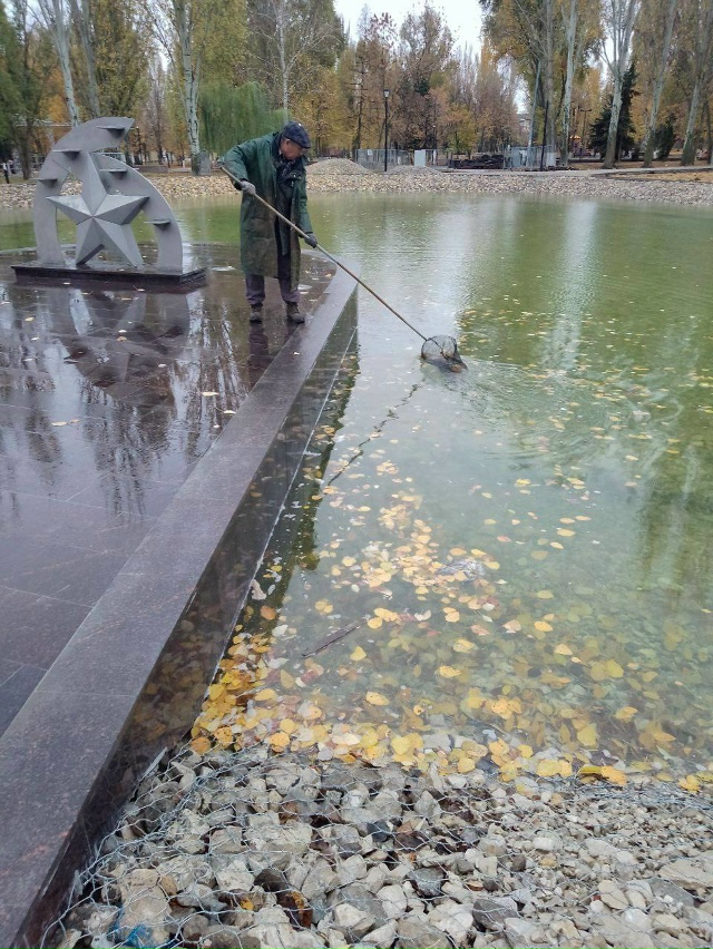 В парке Победы отремонтировали водоём и теперь сотруд?...