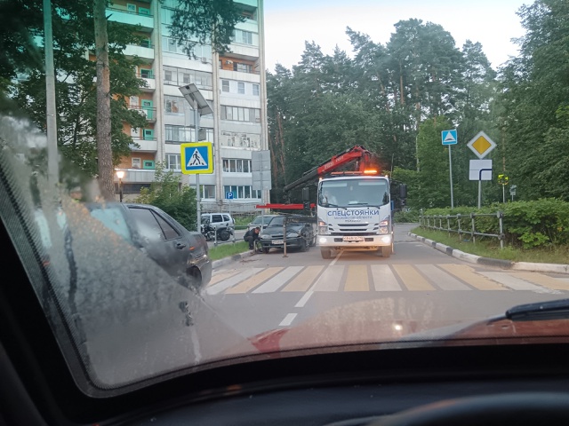 На лесном утром увозили машины....