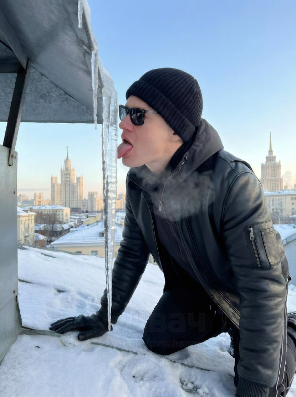 ❗️Не для слабонервных: певец Шаман отлизал замёрзшее озеро Байкал. Нет, это не нейросеть