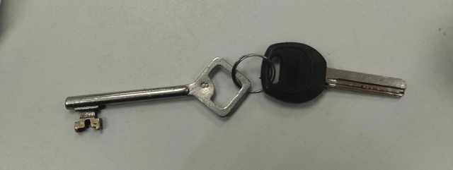 Найдены ключи ( у памятника Ленину) , передали в магази?...