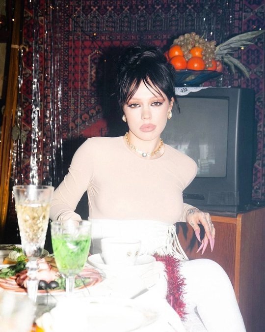 Инстасамка поделилась новогодним вайбом в стиле 90-х😅