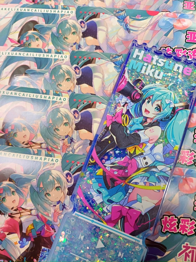 Рандомные акриловые билеты с блестками внутри✨️
Фан?...