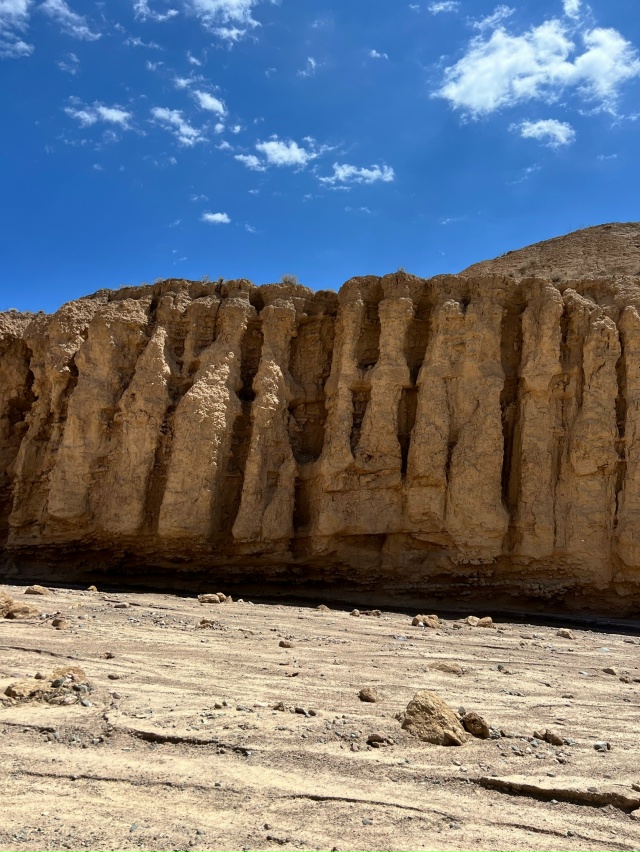 🌍Каньоны Ак-Сай — одно из самых необычных мест Центра...