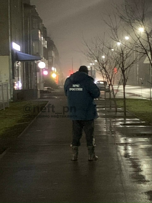 На улицах города замечен мужчина в форме МЧС, идет бухо...