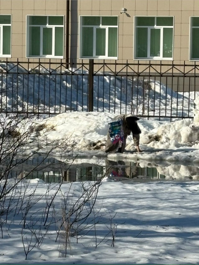 Сколько лет уже просим засыпать эту огромную яму, а тол...