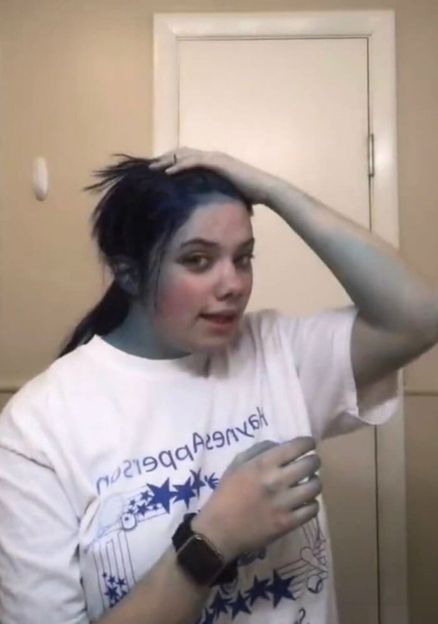 Парень в шампунь налил краски...
Этот пранк девушка вр?...