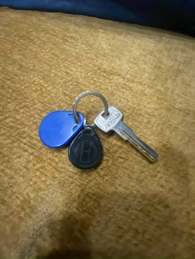 Нашëл ключи Ул. Стрелка 8, Подъезд 3.
Звонить по номеру 8-...
