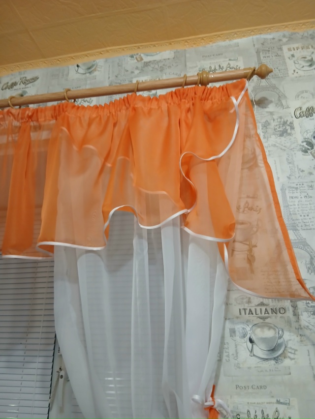 Отдам за вкусняшку, карниз+тюль на кухню. И мебельную т?...